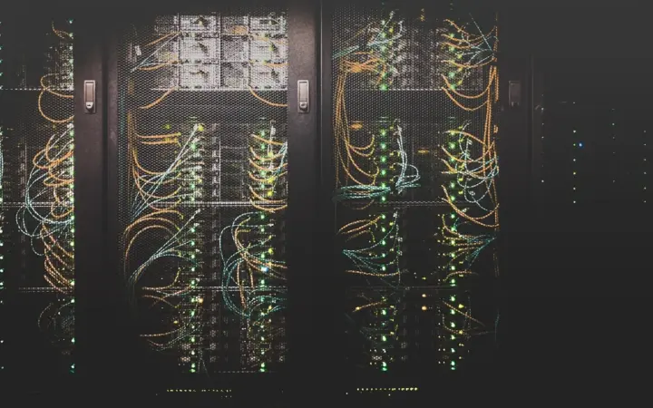 Servidores em um data center representando o armazenamento e o compartilhamento de arquivos na nuvem