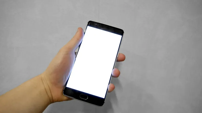 Mão segurando smartphone, imagem ilustrativa para explicar a liberação de cópias locais no Google Fotos