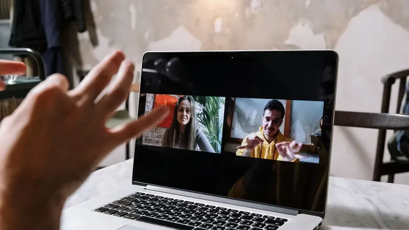 Duas pessoas conversando em uma chamada de vídeo pelo notebook