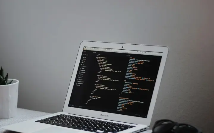 Notebook exibindo uma planilha em um ambiente de trabalho, representando a automação de e-mails com Google Sheets e Apps Script