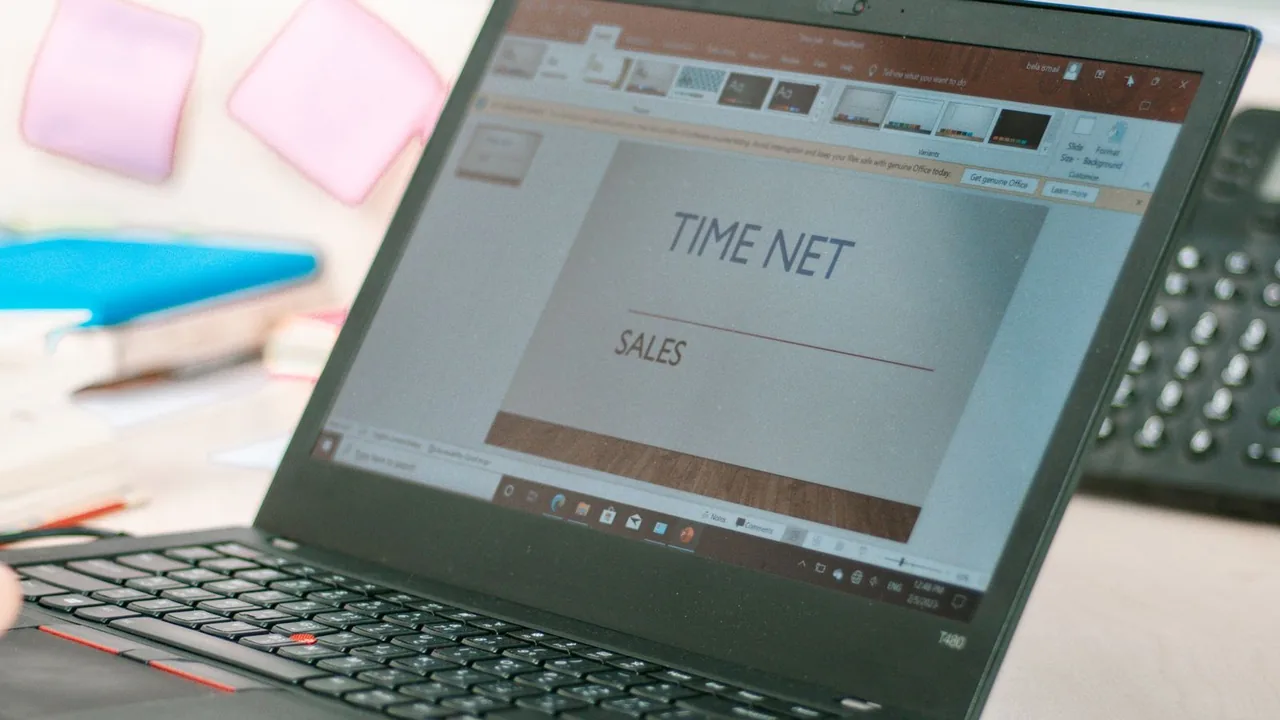 Notebook aberto sobre uma mesa, ilustrando o uso de Google Sheets como fonte de dados