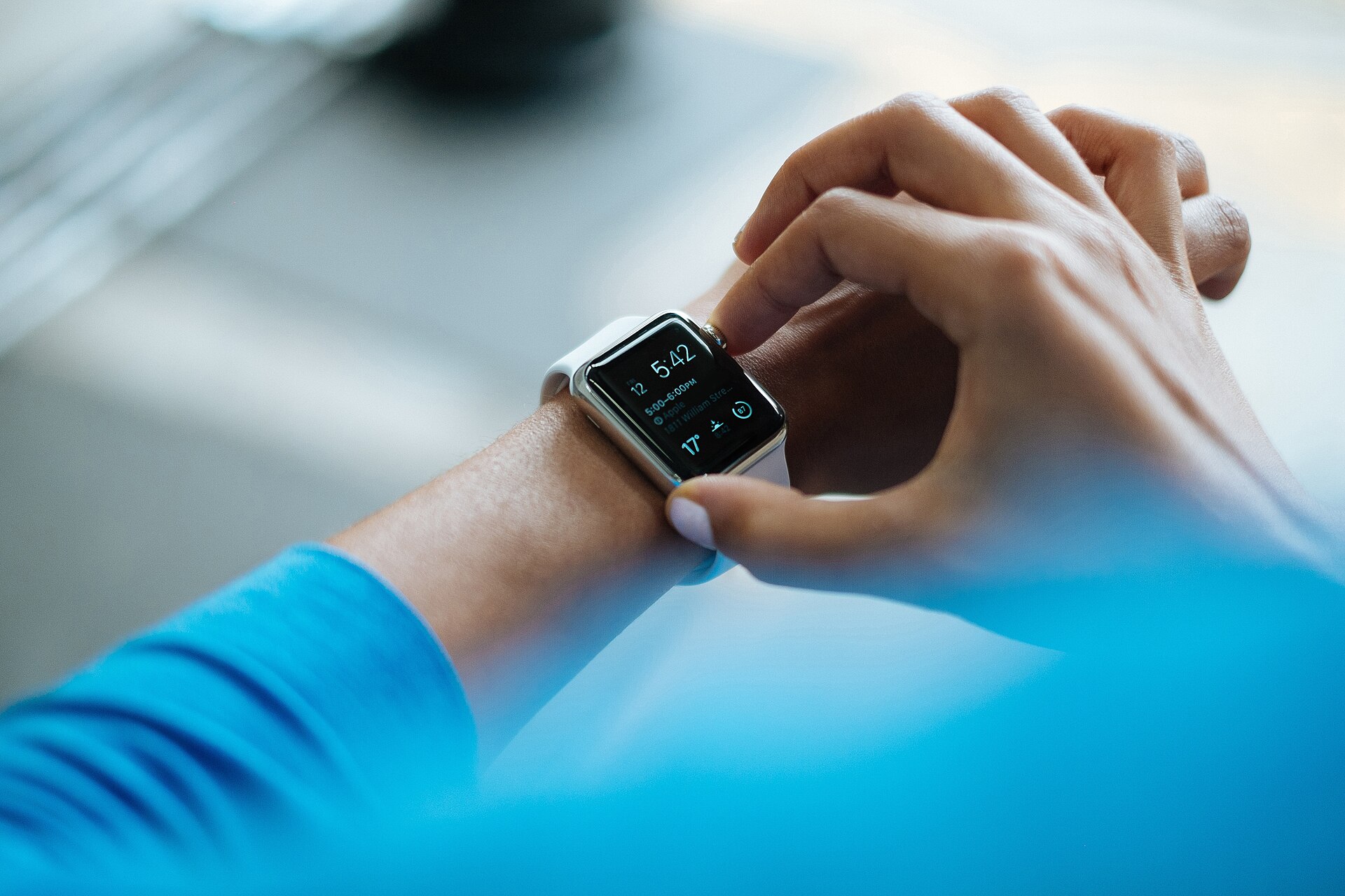 Smartwatch exibindo informações na tela, usado como exemplo visual em um guia de compra