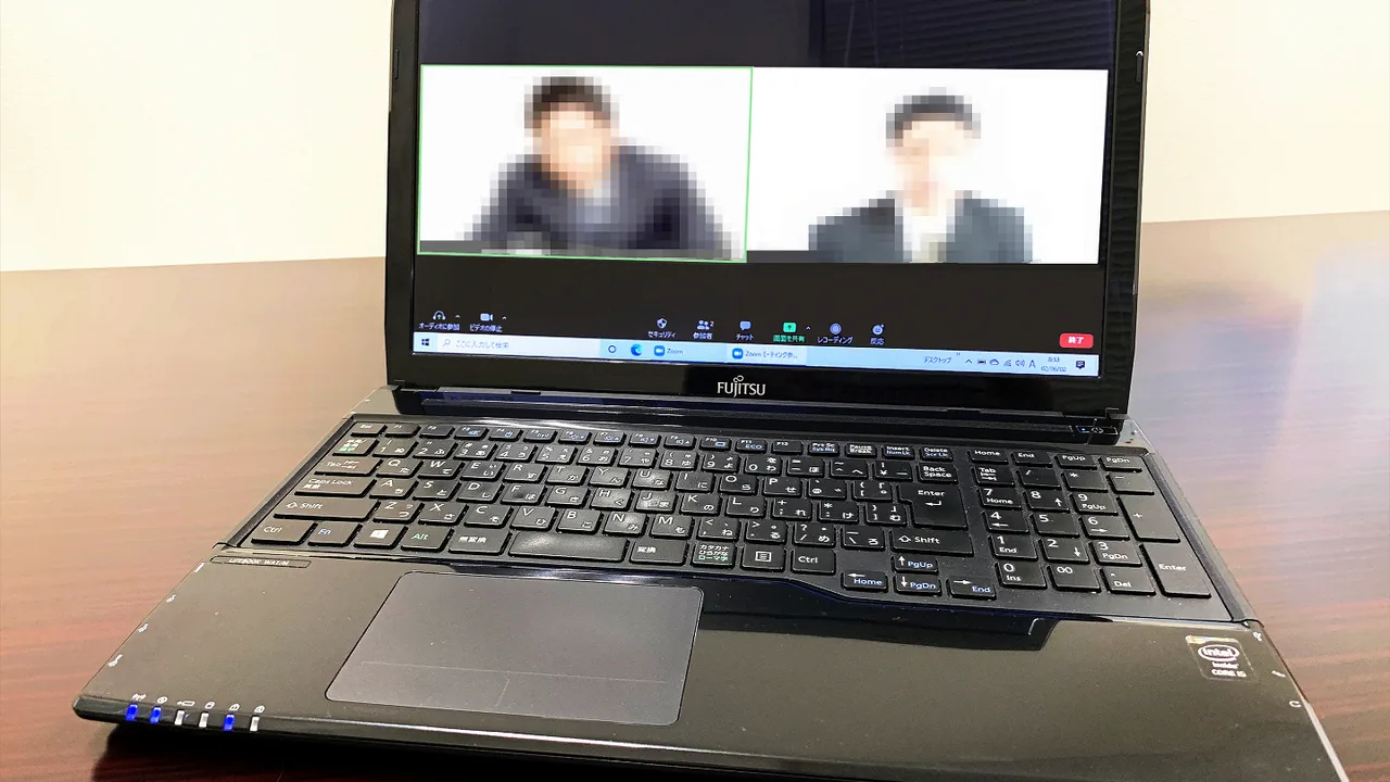 Chamada de vídeo no WhatsApp Web usando um notebook