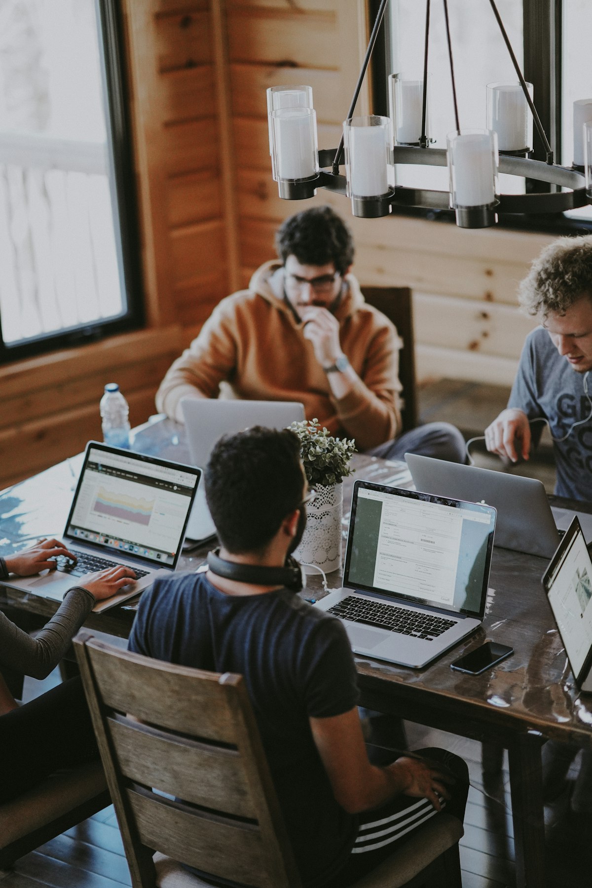 Equipe colaborando com tecnologia e inteligência artificial