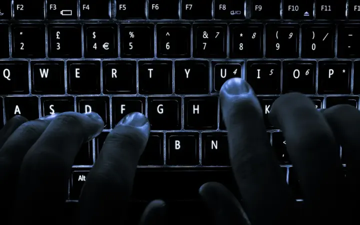 Teclado de computador iluminado usado para ilustrar o histórico da área de transferência no Windows 11