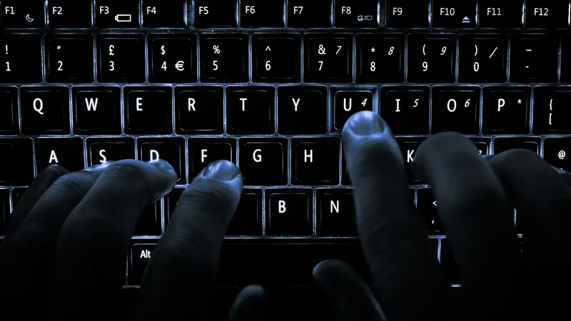 Teclado de computador iluminado usado para ilustrar o histórico da área de transferência no Windows 11
