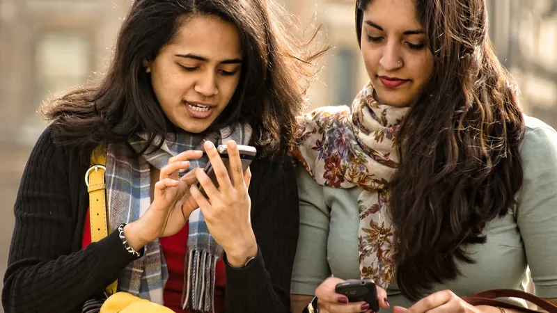 Grupo de pessoas usando celulares, imagem de apoio para explicar mensagens individuais em uma lista de transmissão
