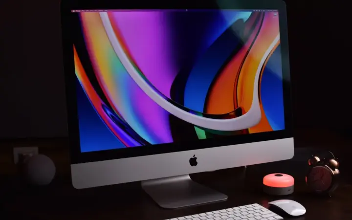 Computador em uma mesa com monitor, teclado e mouse para ilustrar a conexão entre uma inteligência artificial e ferramentas externas
