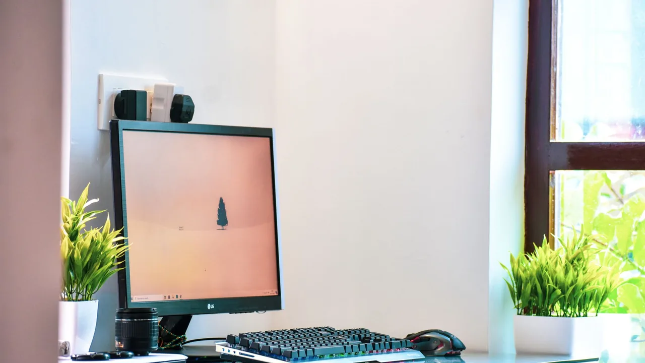 Mesa de trabalho com computador e monitor, representando um aplicativo de inteligência artificial usando dados e serviços externos
