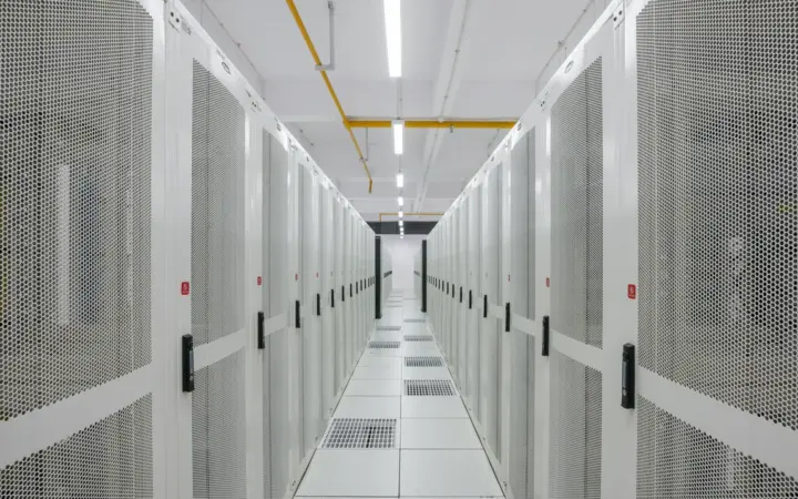 Rack de servidores com luzes indicadoras em um data center
