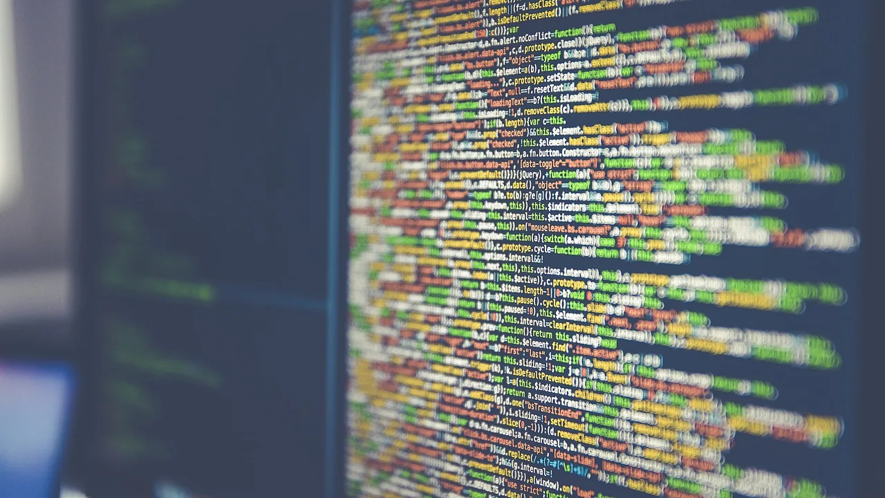Tela com código de programação em um monitor para ilustrar o trabalho no VS Code