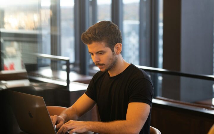 Desenvolvedor usando notebook com código Python na tela