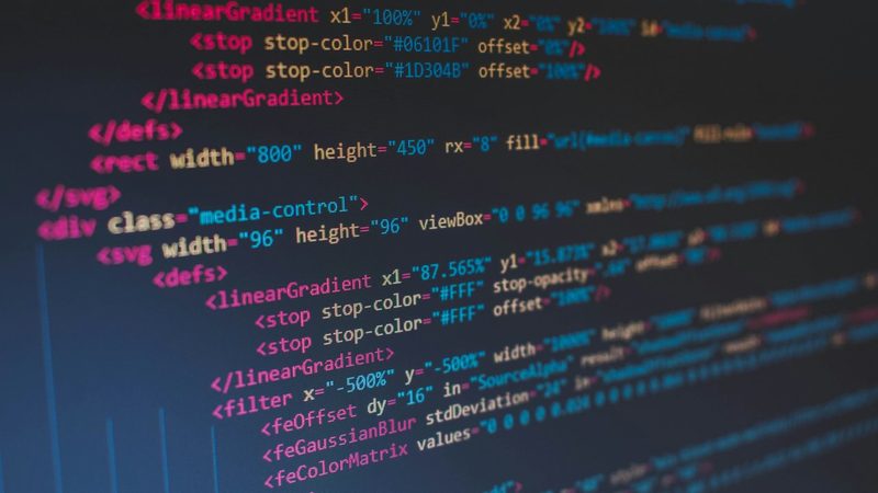 Tela de computador com linhas de código em Python
