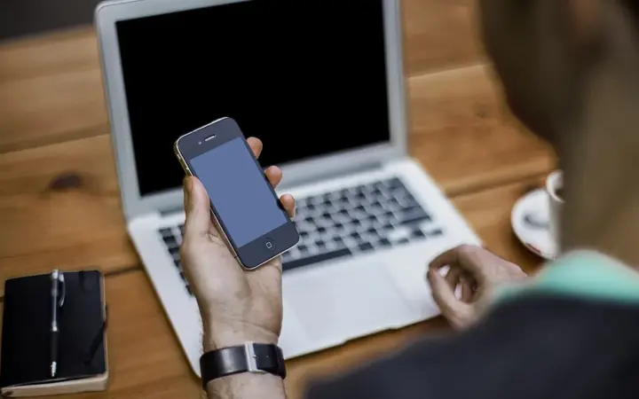 Smartphone e notebook lado a lado, representando a transferência de arquivos entre Android e Windows pelo Quick Share
