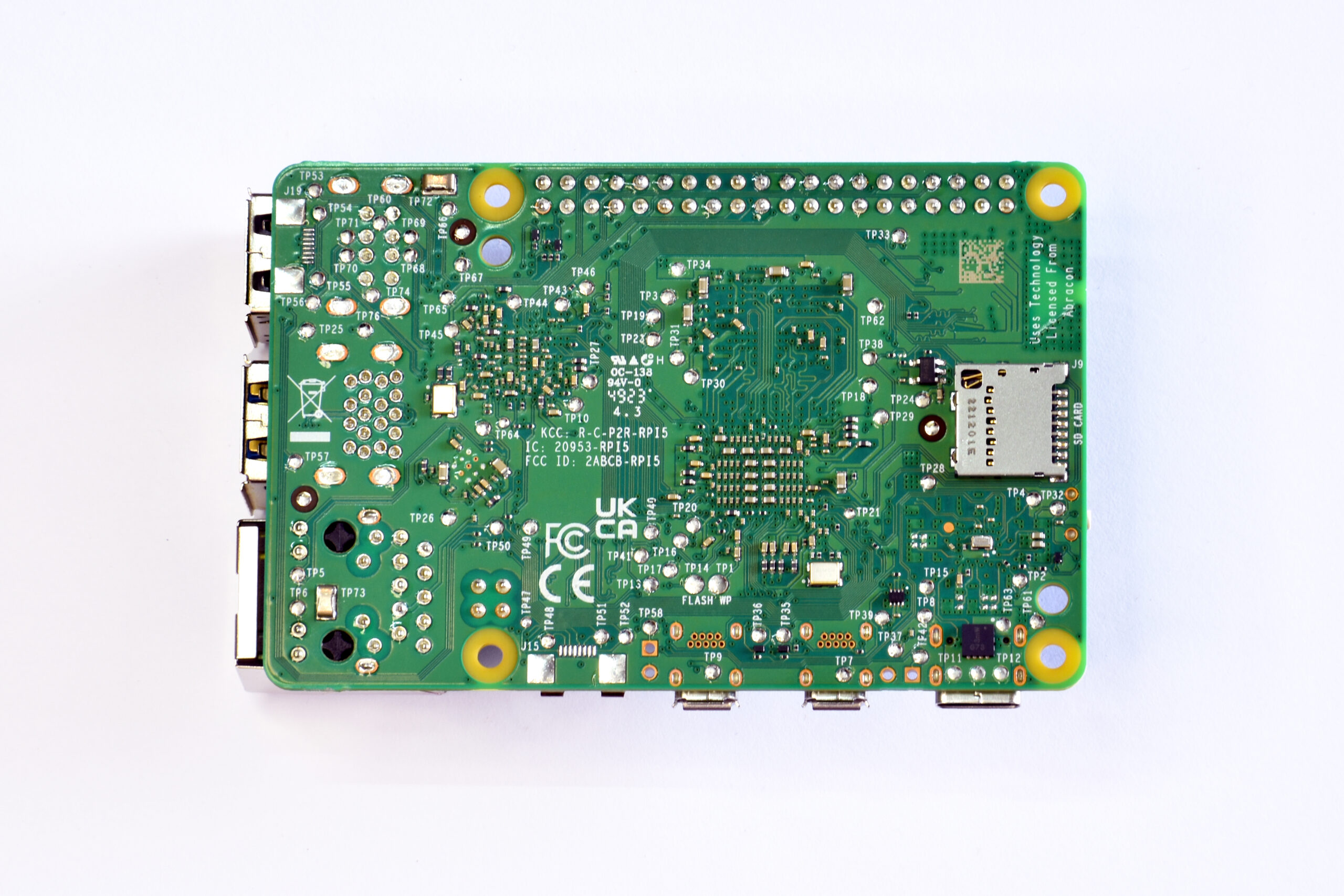 Placa Raspberry Pi 5 de 8 GB vista pelo lado inferior, com componentes e conectores visíveis