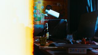 Mesa de trabalho com computador e calendário, representando tarefas agendadas no ChatGPT