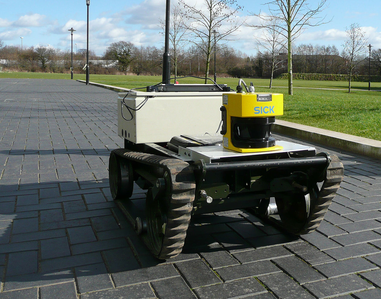 Robô móvel equipado com sensor LiDAR usado para navegação e mapeamento
