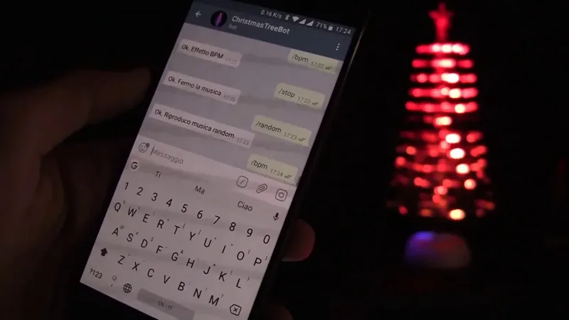 Pessoa conversando com um bot do Telegram pelo celular