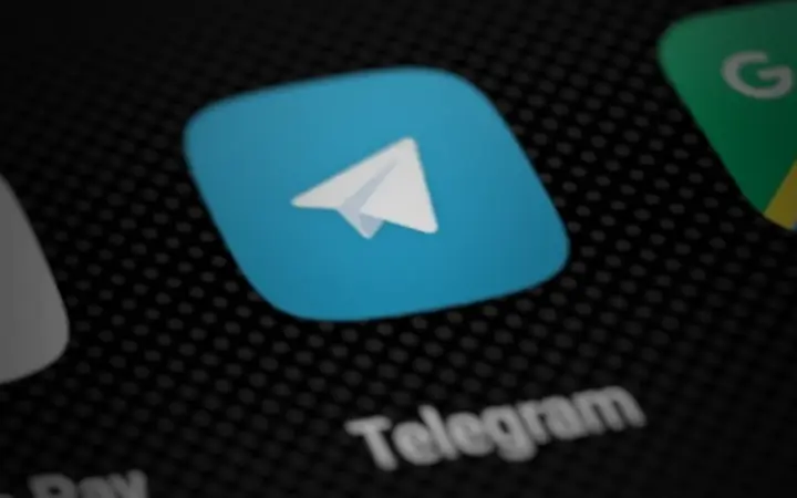 Imagem do ícone do Telegram exibido na tela de um smartphone