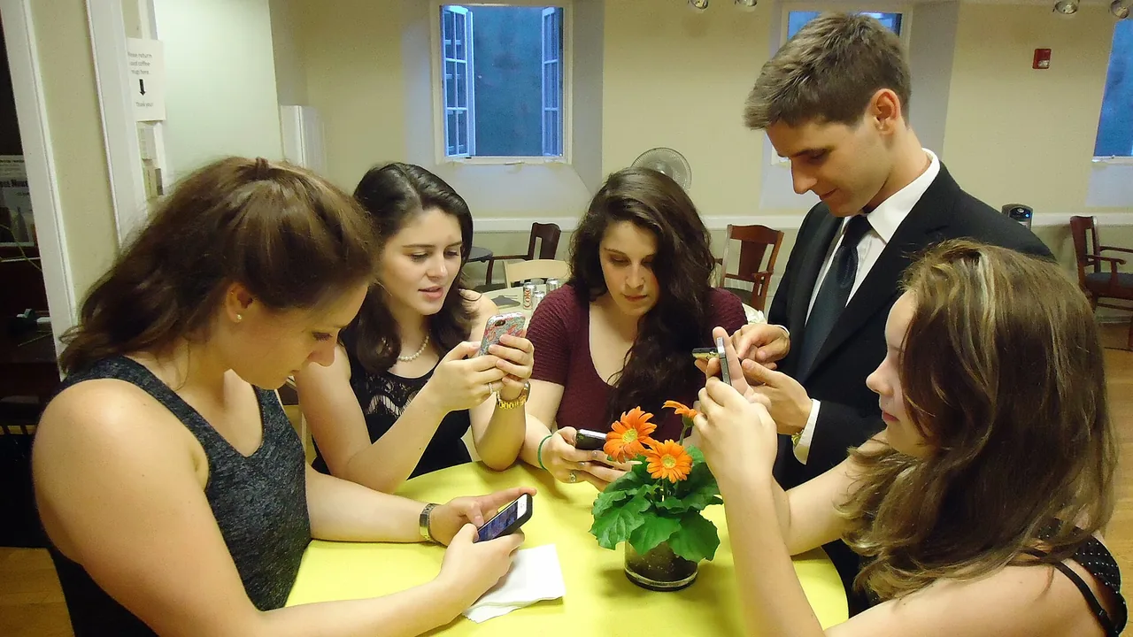 Pessoas usando smartphones para trocar mensagens em um aplicativo de conversa