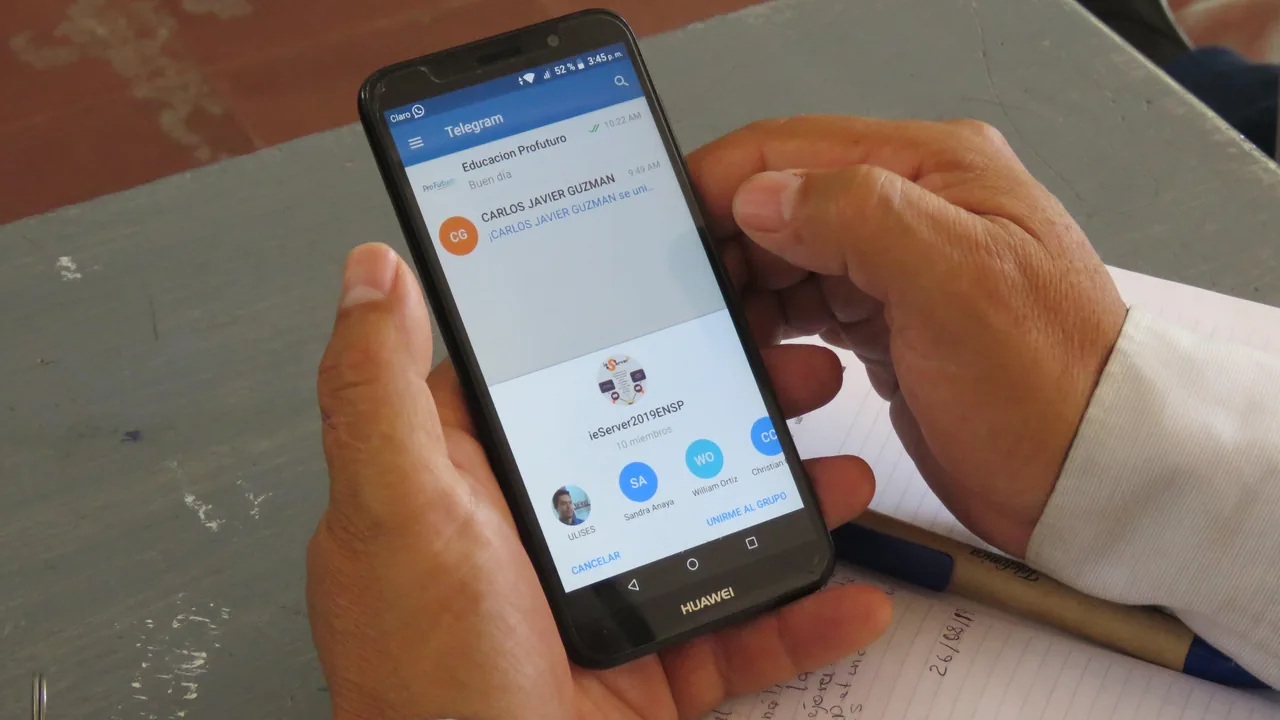Pessoa usando um bot do Telegram no celular