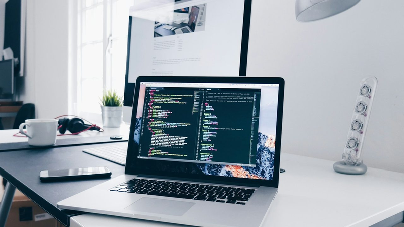Tela com código JavaScript em um notebook durante a configuração de um projeto Node.js