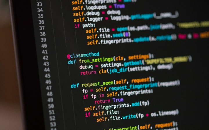 Imagem de um editor de código em um notebook para ilustrar variáveis de ambiente no Node.js