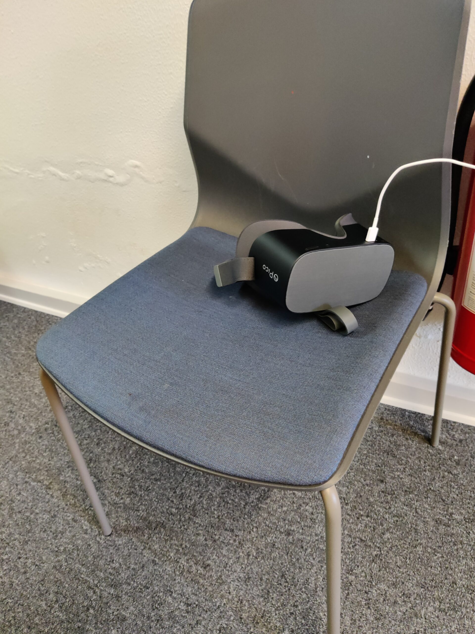 Pessoa usando um headset de realidade virtual PICO em ambiente interno