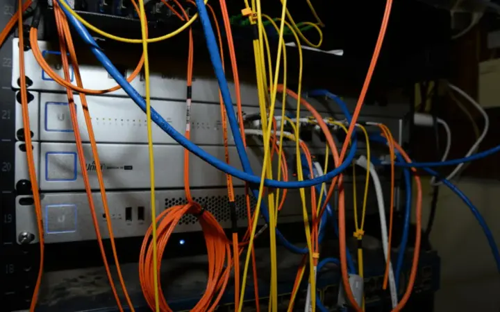 Rack de servidores com cabos de rede em um ambiente de tecnologia