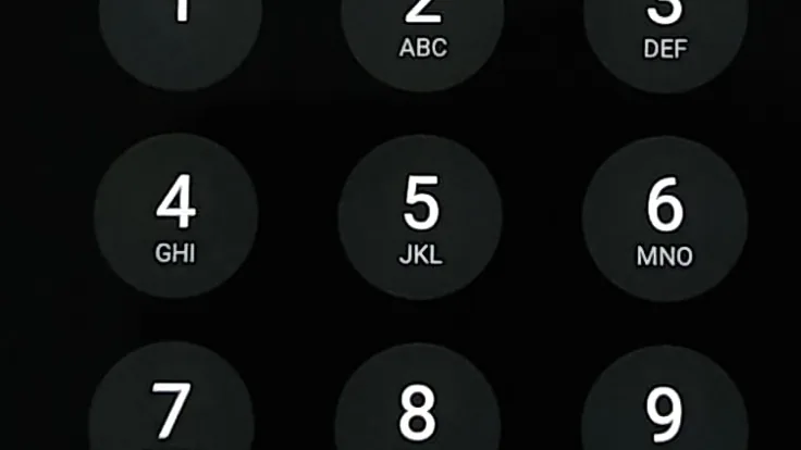 Tela de smartphone exibindo a digitação de um código PIN