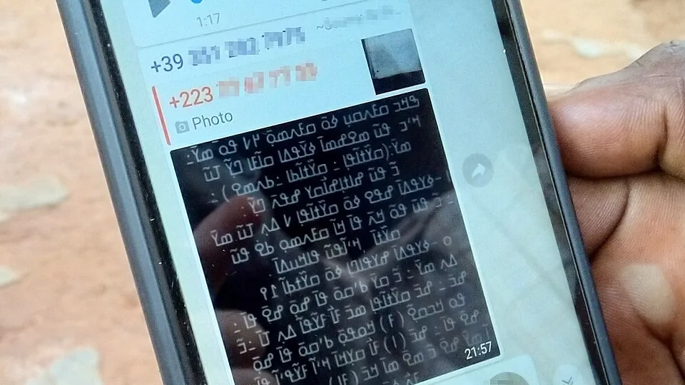 Pessoa segura um celular com uma conversa do WhatsApp aberta, em um exemplo de atendimento digital