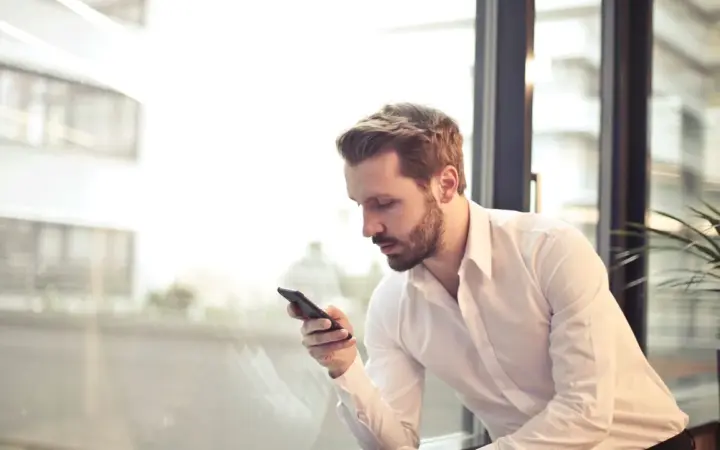 Pessoa usando o WhatsApp no celular para atender clientes