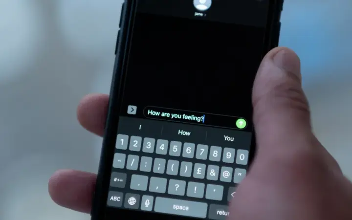 Pessoa usando o WhatsApp Business no celular para responder clientes