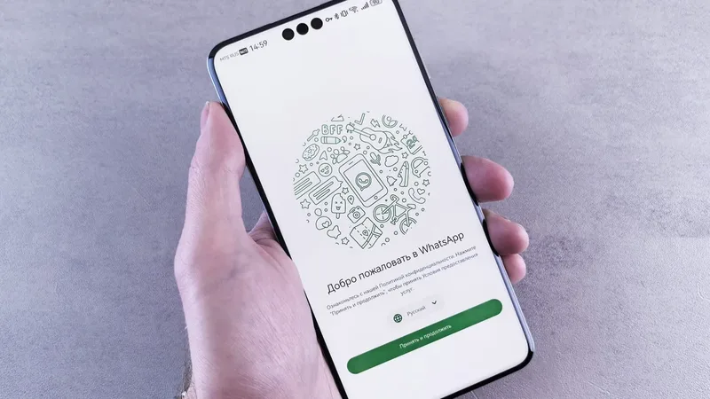 Dois smartphones lado a lado para ilustrar o uso da mesma conta do WhatsApp