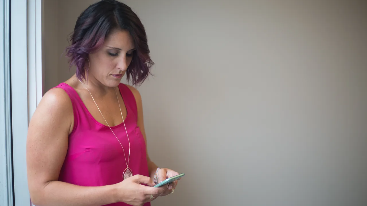 Pessoa digitando uma mensagem em um smartphone