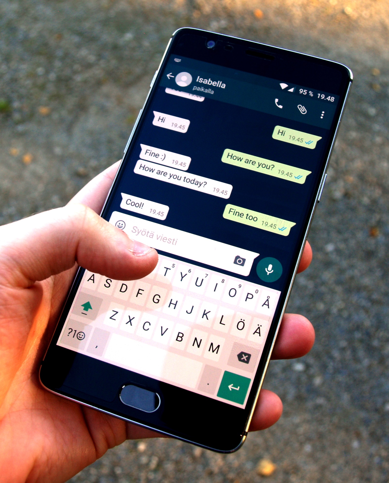 Pessoa usando o WhatsApp no celular durante uma conversa, imagem ilustrativa para comparar WhatsApp Business e RCS