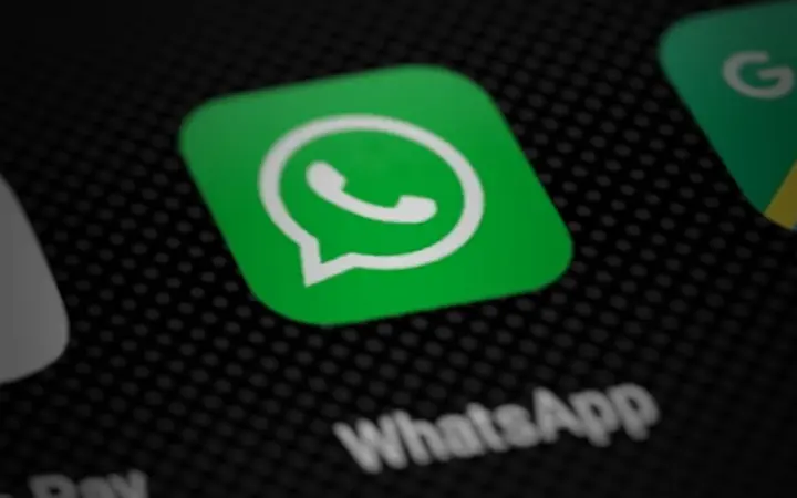 Ícone do WhatsApp exibido na tela de um smartphone, representando a proteção da conta