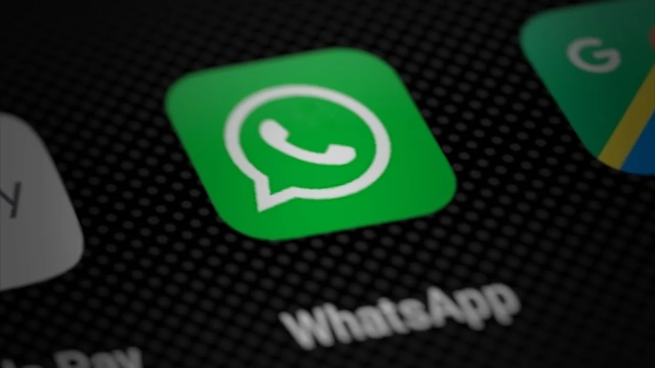 Ícone do WhatsApp exibido na tela de um smartphone, representando a proteção da conta