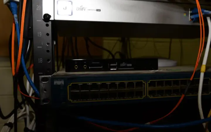 Rack de servidores e cabos de rede em um data center para receber webhooks do WhatsApp