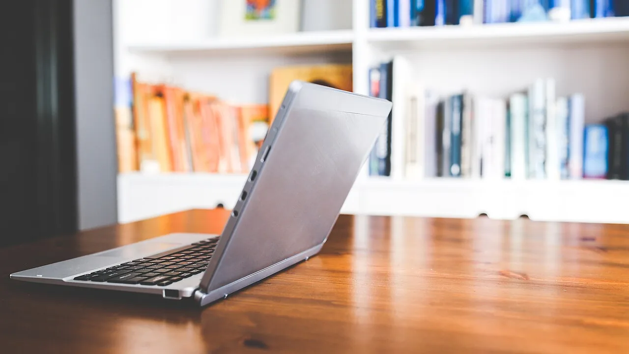 Laptop em uma mesa usado para suporte remoto