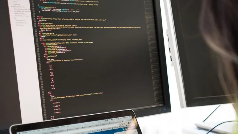 Pessoa programando em um notebook, exemplo visual de um projeto que pode usar GitHub Actions