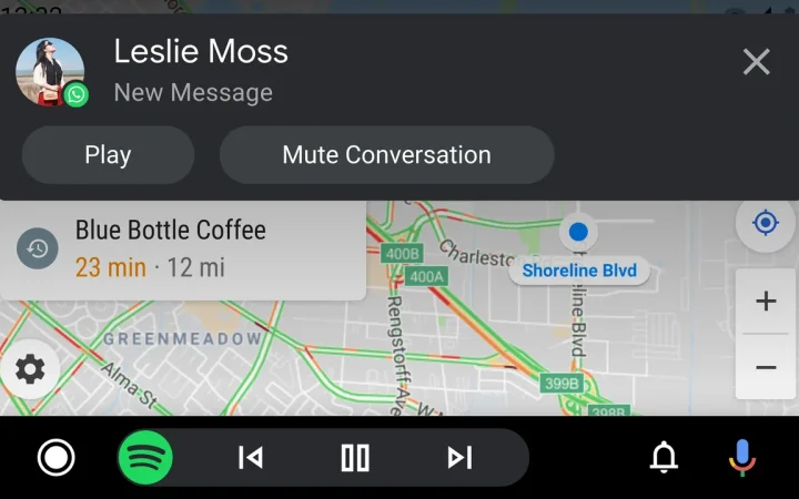 Interface do Android Auto com mapa, música e controles de voz