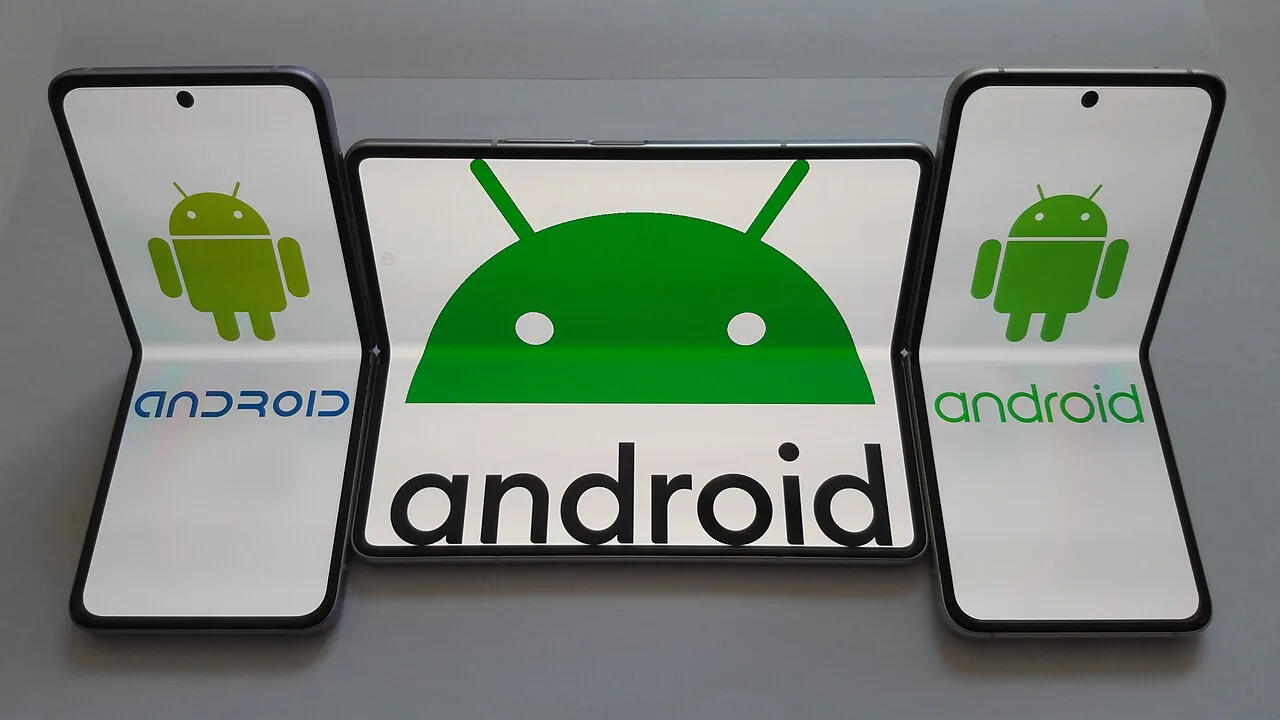 Smartphone dobrável exibindo o sistema Android em três painéis, exemplo de tela grande e multitarefa.