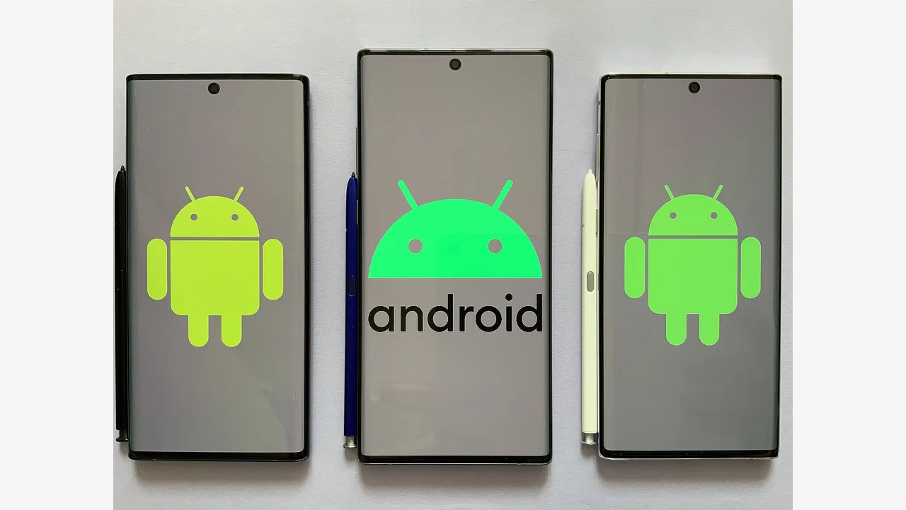 Três smartphones Android lado a lado, usados para contextualizar configurações que variam entre fabricantes