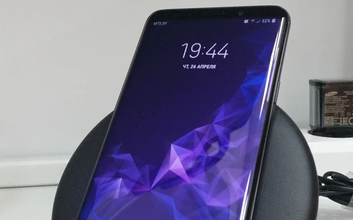 Smartphone Samsung Galaxy S9+ em um carregador sem fio, ilustrando o uso e o cuidado com a bateria do Android