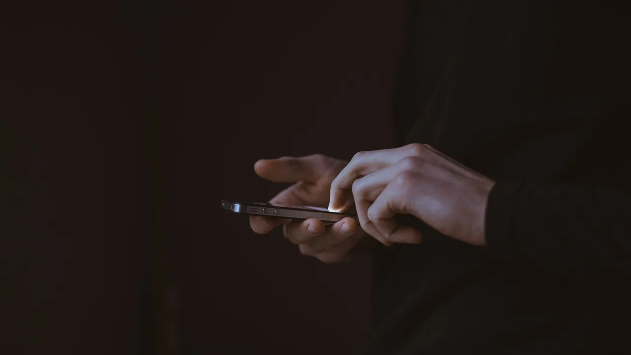 Pessoa usando um smartphone para acessar as configurações do aparelho