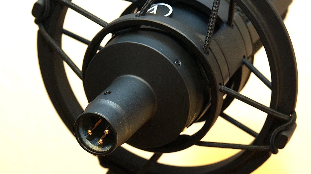 Conector XLR de um microfone de estúdio, em detalhe