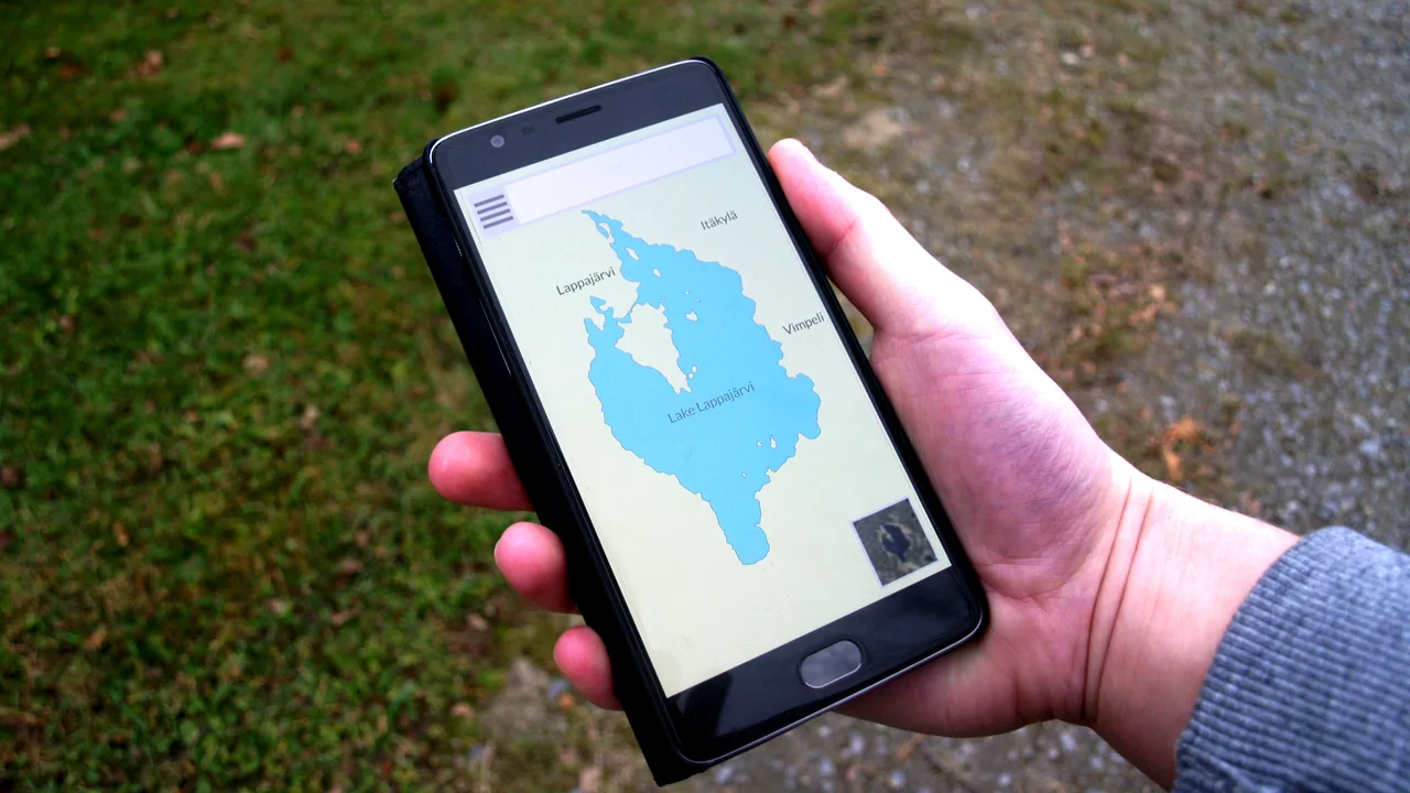Pessoa segurando um celular com um mapa aberto durante uma caminhada