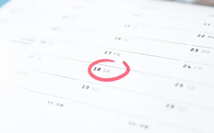 Calendário de papel com uma data destacada, representando eventos recorrentes no Google Agenda.