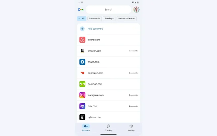 Tela do Google Password Manager no Android com lista de contas salvas